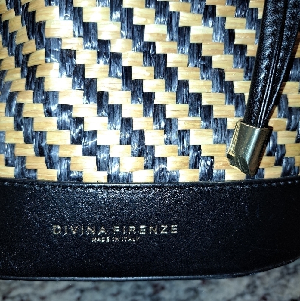 🖤Divina Firenze made in Italy.  This purse is made with Italian leather - Picture 4 of 7